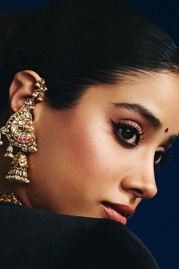 Janhvi_20Kapoor_20Beautifully_20Rewears_20Her_20mother_20Sridevi_20Saree_20Photos_20_2816_29.jpg 18