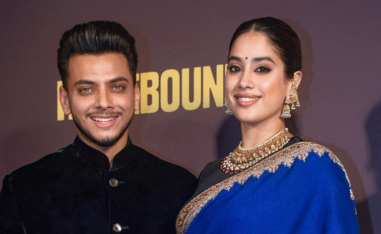 Janhvi_20Kapoor_20Beautifully_20Rewears_20Her_20mother_20Sridevi_20Saree_20Photos_20_2818_29.jpg 3