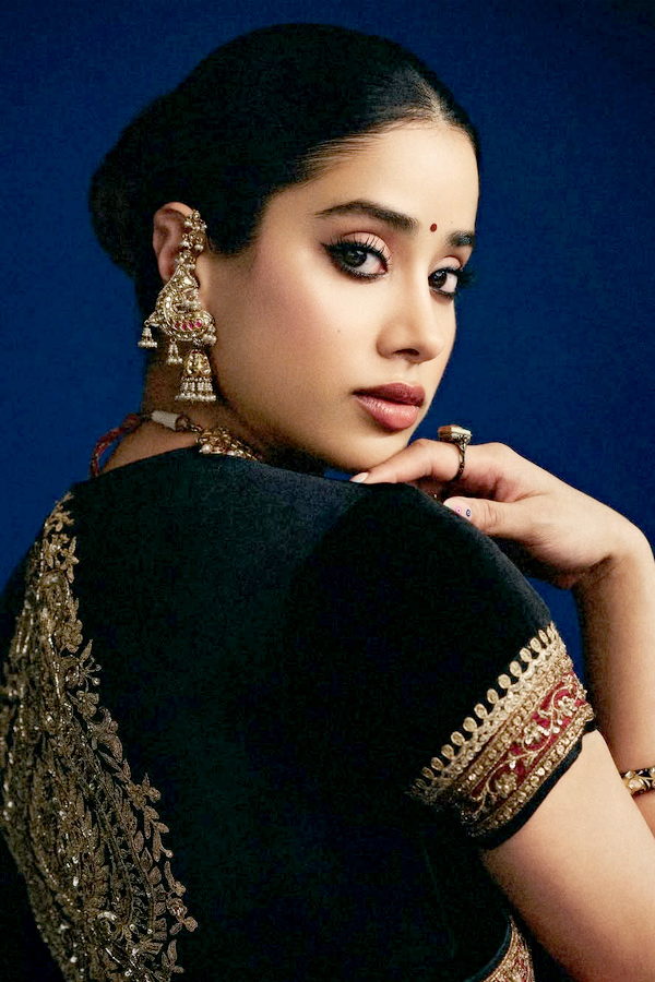 Janhvi_20Kapoor_20Beautifully_20Rewears_20Her_20mother_20Sridevi_20Saree_20Photos_20_283_29.jpg 5