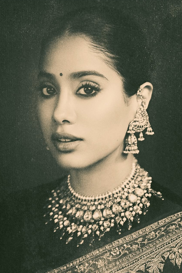Janhvi_20Kapoor_20Beautifully_20Rewears_20Her_20mother_20Sridevi_20Saree_20Photos_20_284_29.jpg 6