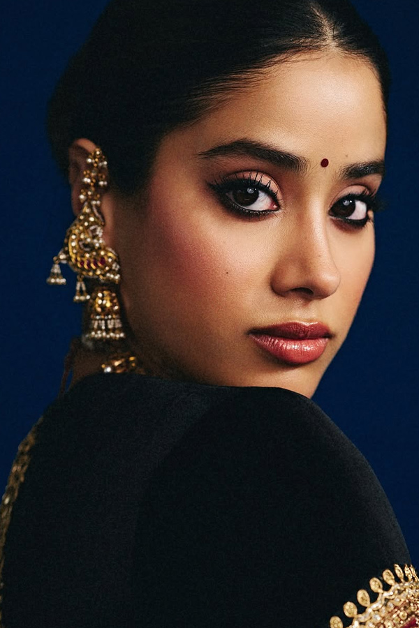 Janhvi_20Kapoor_20Beautifully_20Rewears_20Her_20mother_20Sridevi_20Saree_20Photos_20_285_29.jpg 7