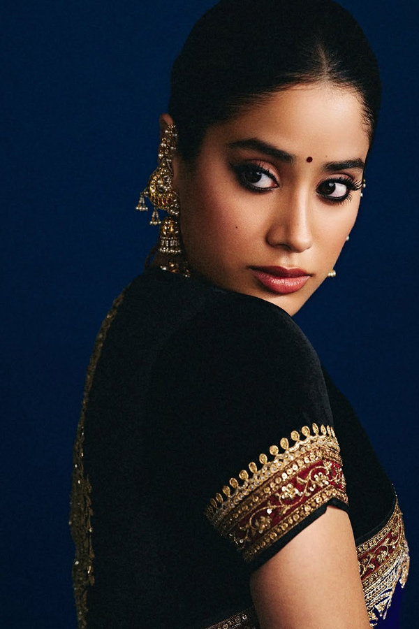 Janhvi_20Kapoor_20Beautifully_20Rewears_20Her_20mother_20Sridevi_20Saree_20Photos_20_286_29.jpg 8