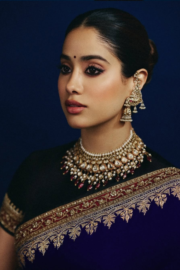 Janhvi_20Kapoor_20Beautifully_20Rewears_20Her_20mother_20Sridevi_20Saree_20Photos_20_287_29.jpg 9