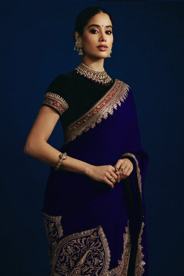 Janhvi_20Kapoor_20Beautifully_20Rewears_20Her_20mother_20Sridevi_20Saree_20Photos_20_288_29.jpg 10