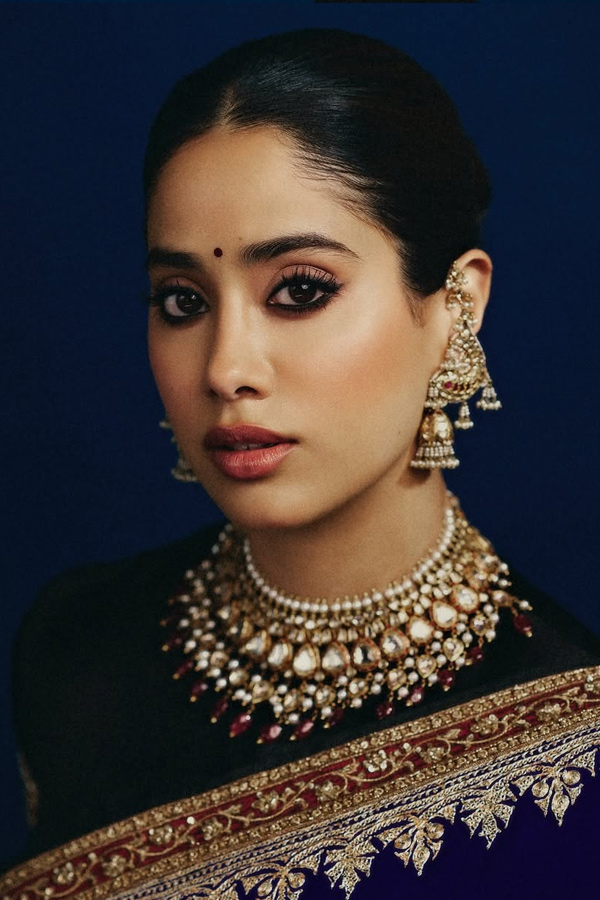 Janhvi_20Kapoor_20Beautifully_20Rewears_20Her_20mother_20Sridevi_20Saree_20Photos_20_289_29.jpg 11