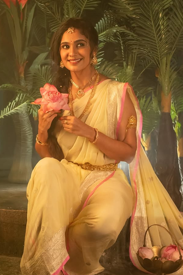Navratri_20looks_20inspired_20from_20celebrities_20Photos_20_285_29.jpg 9