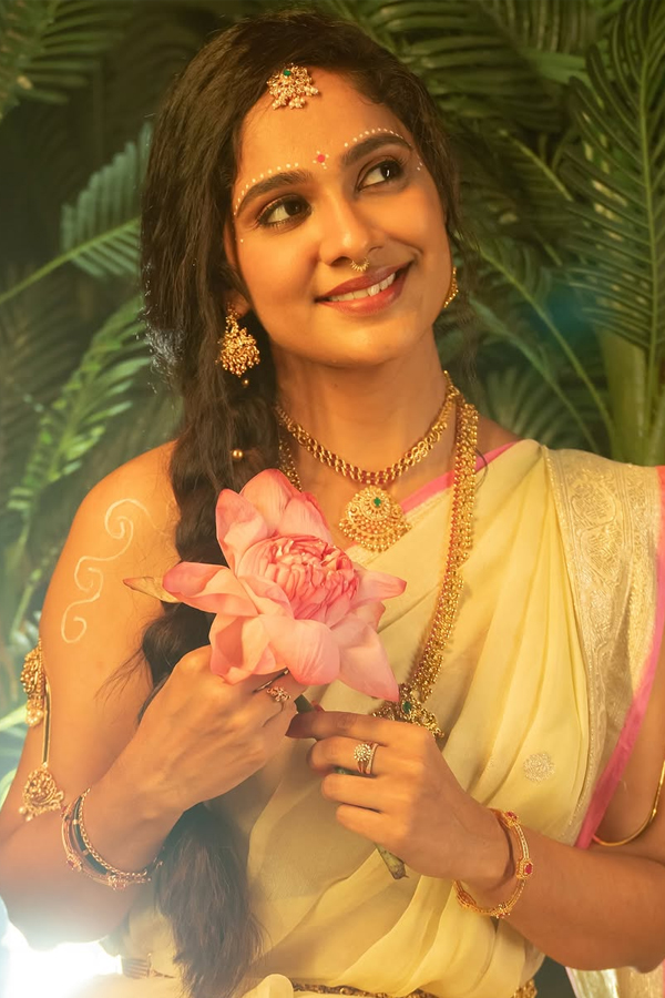 Navratri_20looks_20inspired_20from_20celebrities_20Photos_20_287_29.jpg 11