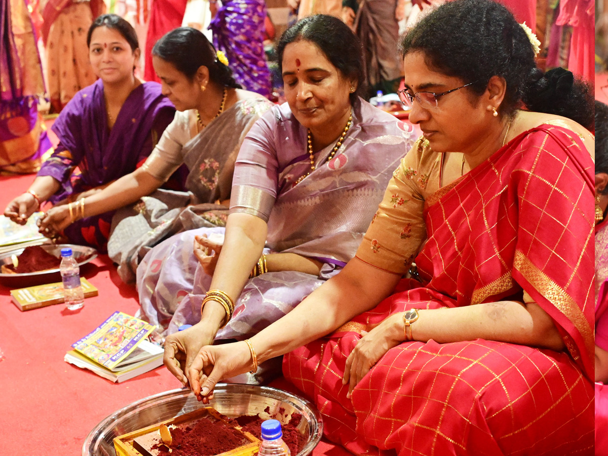 Sri_20Gayatri_20Devi_20Alankaram_20Day_202_20_20Huge_20Devotees_20Rush_20In_20Vijayawada_20Kanaka_20Durga_20Temple_20Photos_20_2810_29.jpg 11