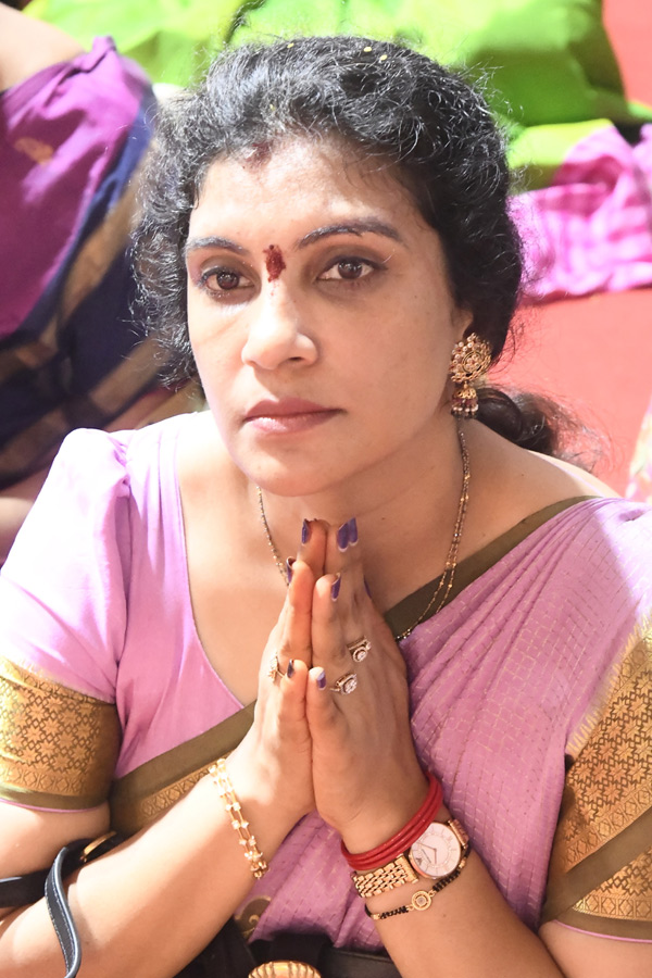 Sri_20Gayatri_20Devi_20Alankaram_20Day_202_20_20Huge_20Devotees_20Rush_20In_20Vijayawada_20Kanaka_20Durga_20Temple_20Photos_20_2812_29.jpg 13
