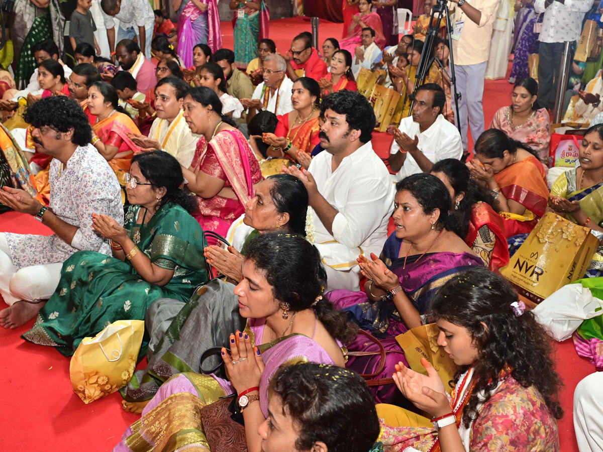 Sri_20Gayatri_20Devi_20Alankaram_20Day_202_20_20Huge_20Devotees_20Rush_20In_20Vijayawada_20Kanaka_20Durga_20Temple_20Photos_20_2813_29.jpg 14