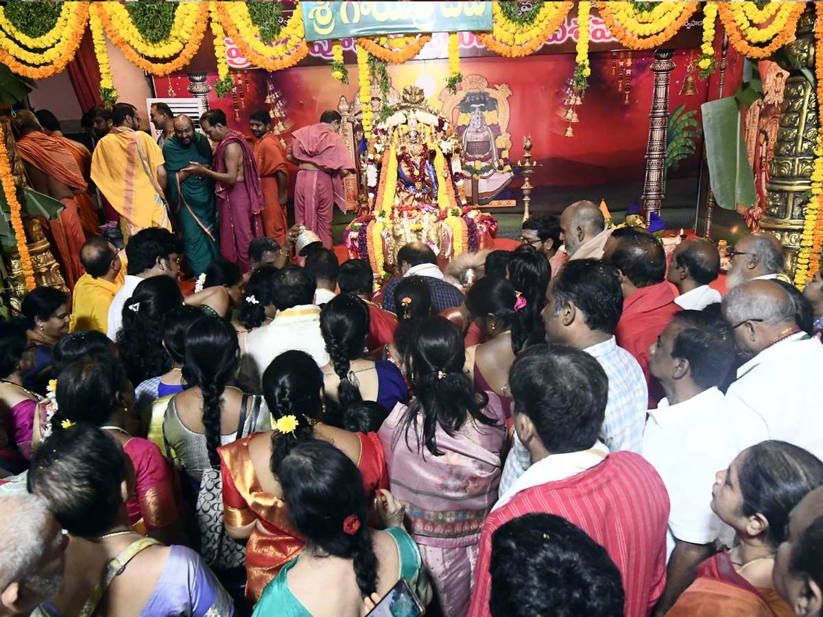 Sri_20Gayatri_20Devi_20Alankaram_20Day_202_20_20Huge_20Devotees_20Rush_20In_20Vijayawada_20Kanaka_20Durga_20Temple_20Photos_20_2817_29.jpg 18