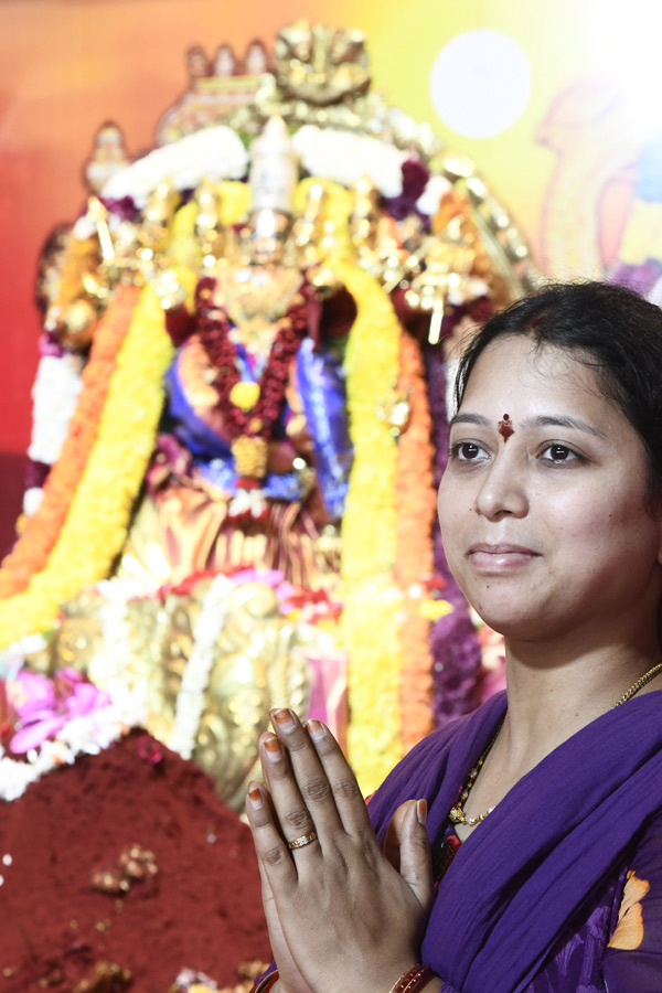 Sri_20Gayatri_20Devi_20Alankaram_20Day_202_20_20Huge_20Devotees_20Rush_20In_20Vijayawada_20Kanaka_20Durga_20Temple_20Photos_20_2818_29.jpg 19
