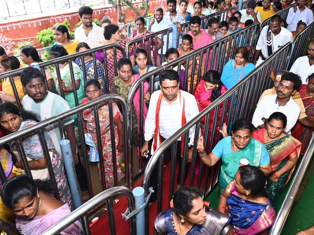 Sri_20Gayatri_20Devi_20Alankaram_20Day_202_20_20Huge_20Devotees_20Rush_20In_20Vijayawada_20Kanaka_20Durga_20Temple_20Photos_20_2819_29.jpg 20