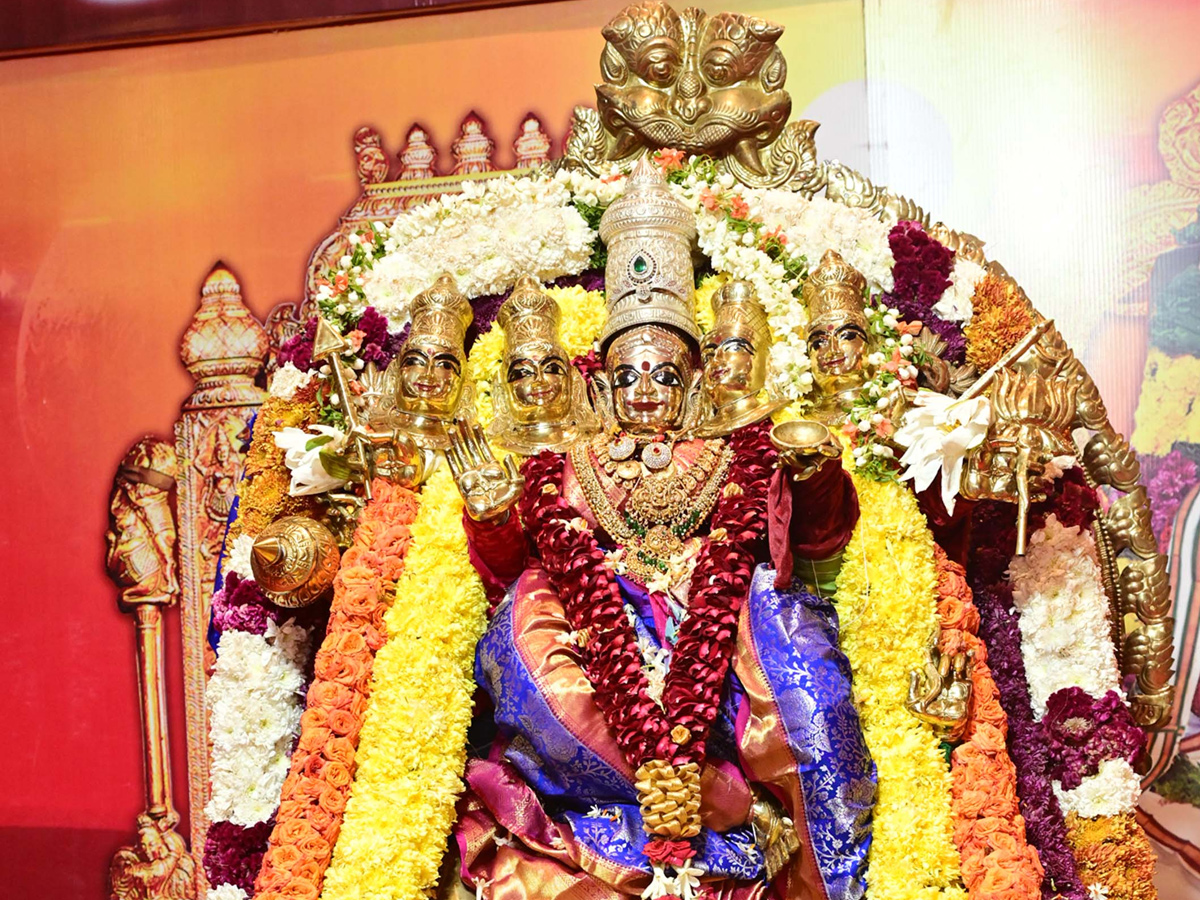 Sri_20Gayatri_20Devi_20Alankaram_20Day_202_20_20Huge_20Devotees_20Rush_20In_20Vijayawada_20Kanaka_20Durga_20Temple_20Photos_20_281_29.jpg 2