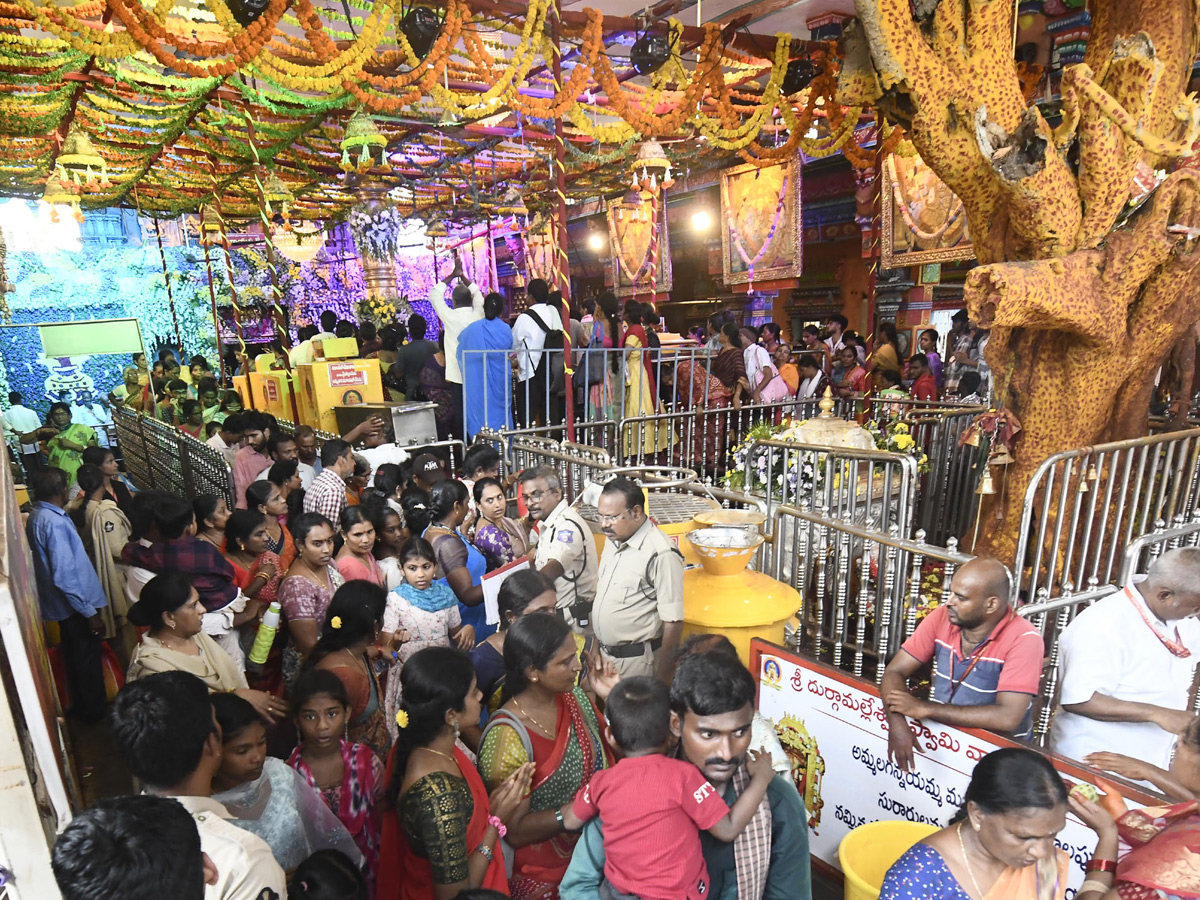 Sri_20Gayatri_20Devi_20Alankaram_20Day_202_20_20Huge_20Devotees_20Rush_20In_20Vijayawada_20Kanaka_20Durga_20Temple_20Photos_20_2825_29.jpg 26