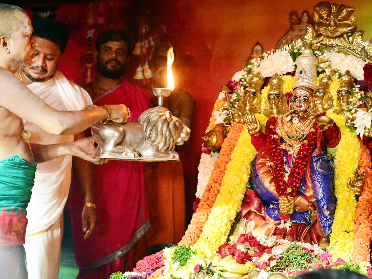 Sri_20Gayatri_20Devi_20Alankaram_20Day_202_20_20Huge_20Devotees_20Rush_20In_20Vijayawada_20Kanaka_20Durga_20Temple_20Photos_20_285_29.jpg 6