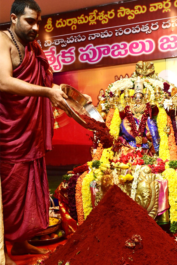 Sri_20Gayatri_20Devi_20Alankaram_20Day_202_20_20Huge_20Devotees_20Rush_20In_20Vijayawada_20Kanaka_20Durga_20Temple_20Photos_20_287_29.jpg 8