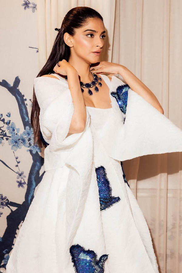 Actress_20sonam_20kapoors_20look_20At_20london_20fashion_20week_20Photos_20_289_29.jpg 10