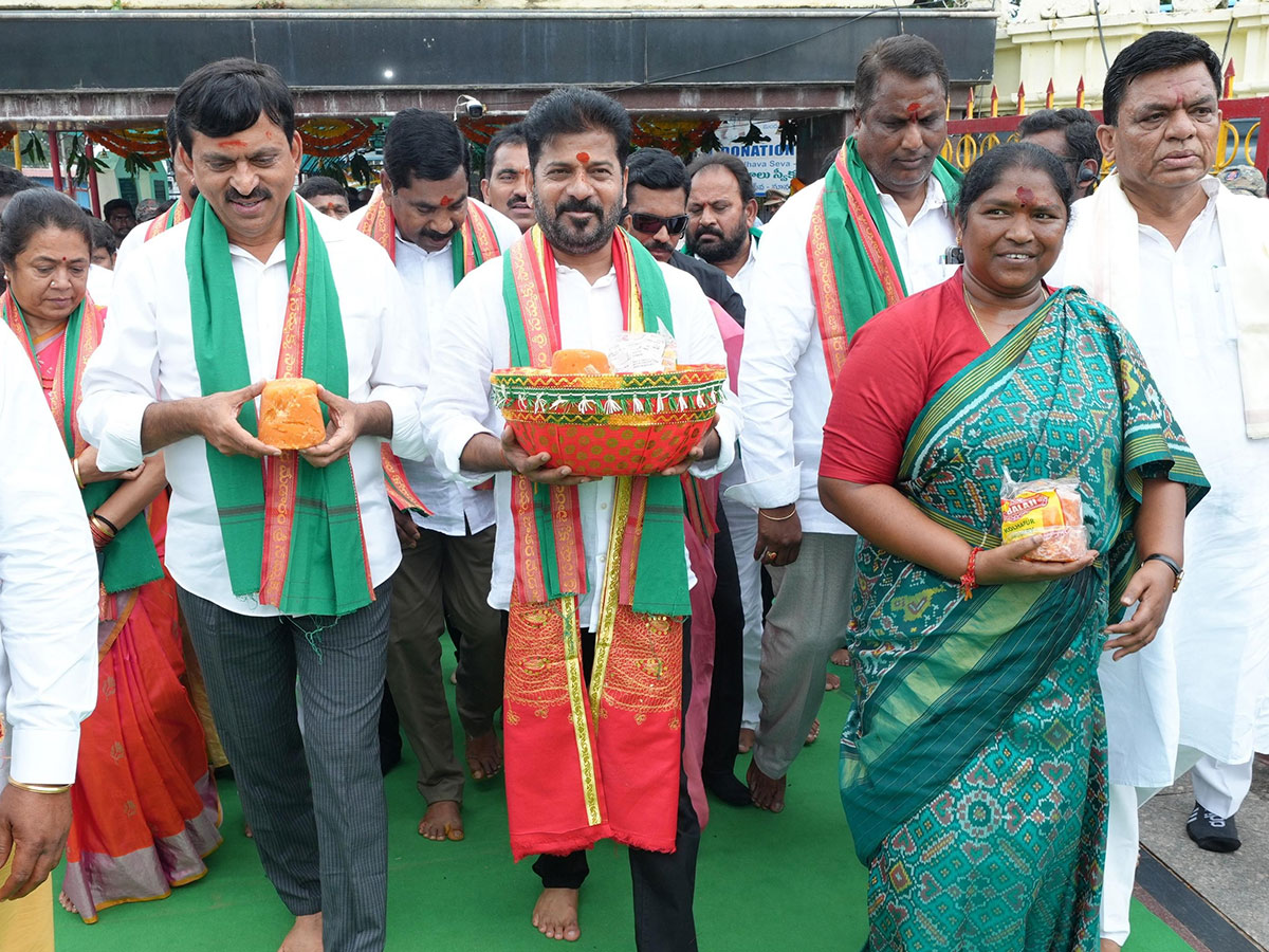 CM_20Revanth_20Reddy_20Visits_20Medaram_20Sammakka_20Saralamma_20Temple_20Photos__20_285_29.jpg 5