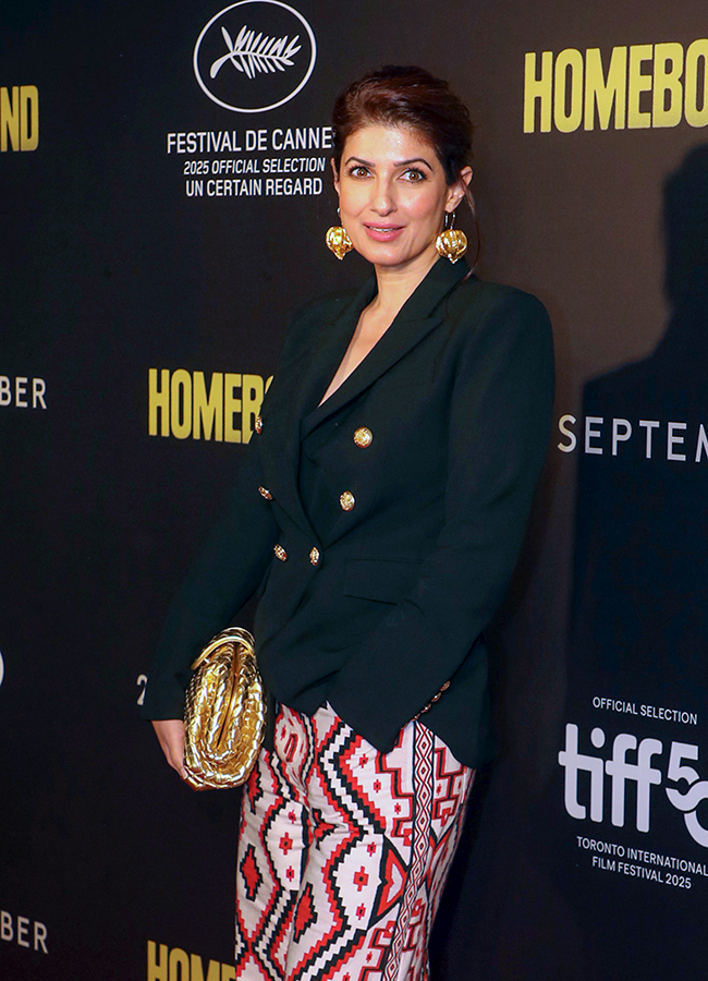 Janhvi_20Kapoor_20poses_20for_20photos_20during_20the_20premiere_20of_20the_20film_20Homebound__20_2820_29.jpg 20