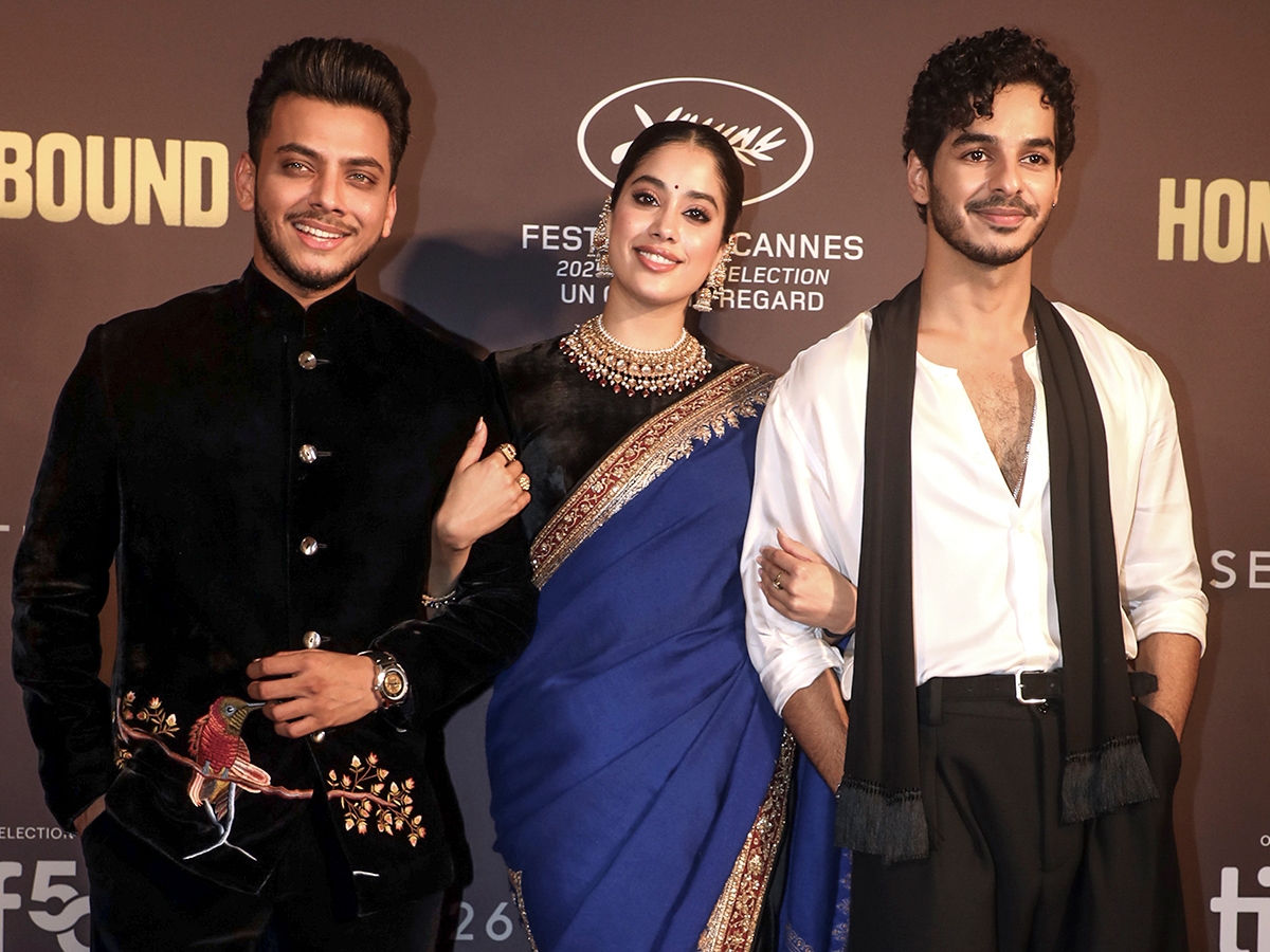 Janhvi_20Kapoor_20poses_20for_20photos_20during_20the_20premiere_20of_20the_20film_20Homebound__20_2822_29.jpg 22