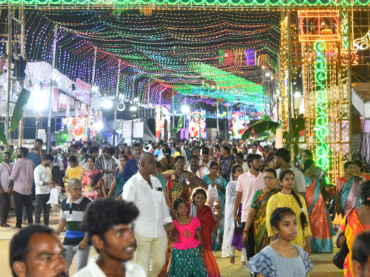 Sri_20Annapurna_20Devi_20Alankaram_20Day_203_20In_20Vijayawada_20Kanaka_20Durga_20Temple_20Photos_20_2815_29_0.jpg 10
