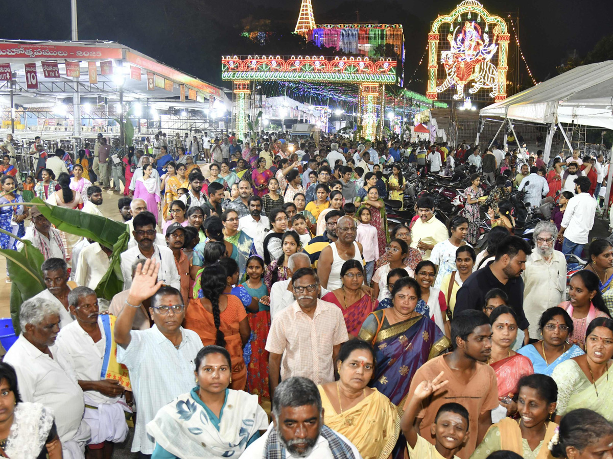 Sri_20Annapurna_20Devi_20Alankaram_20Day_203_20In_20Vijayawada_20Kanaka_20Durga_20Temple_20Photos_20_2816_29_0.jpg 11