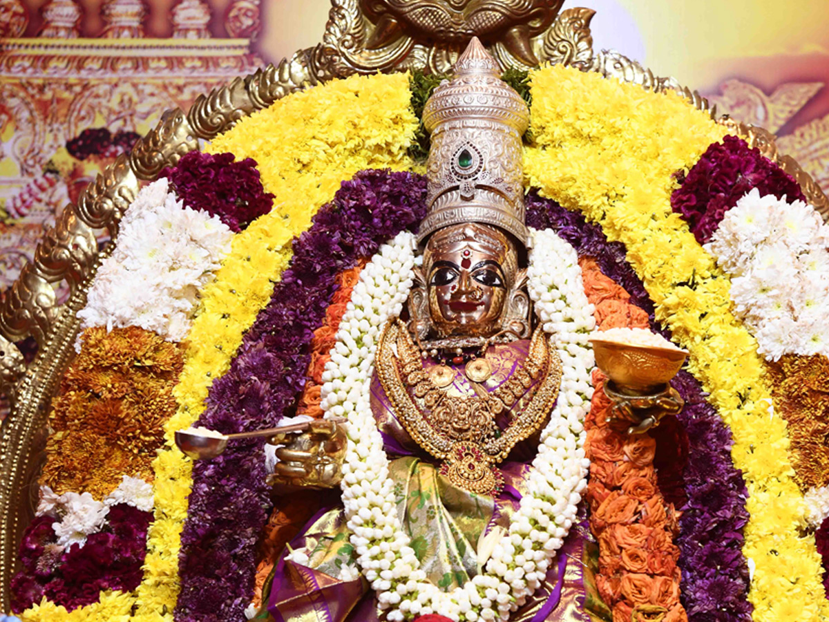 Sri_20Annapurna_20Devi_20Alankaram_20Day_203_20In_20Vijayawada_20Kanaka_20Durga_20Temple_20Photos_20_284_29_0.jpg 3