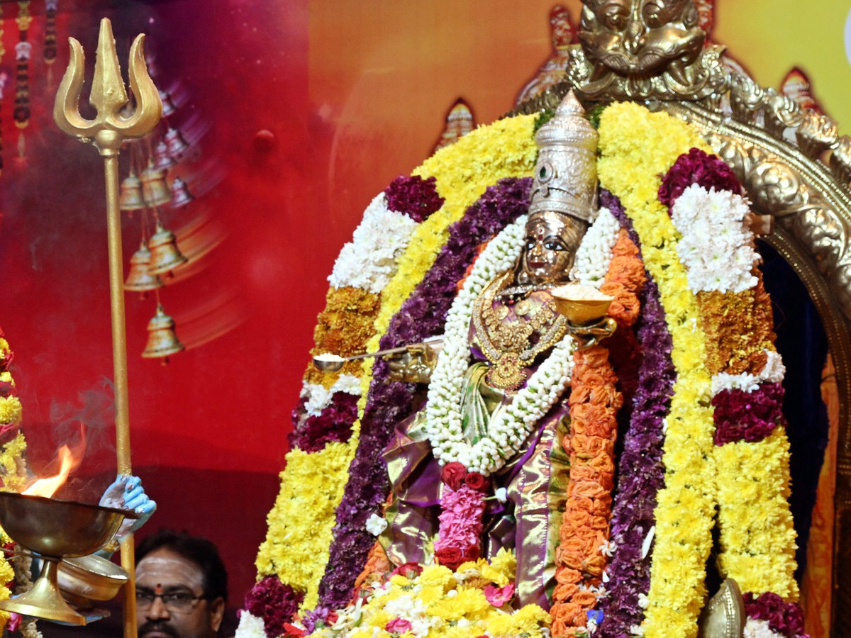 Sri_20Annapurna_20Devi_20Alankaram_20Day_203_20In_20Vijayawada_20Kanaka_20Durga_20Temple_20Photos_20_285_29_0.jpg 4