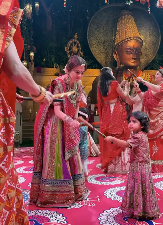 Ambani_20family_20dasara_20celebrations16.jpg 17