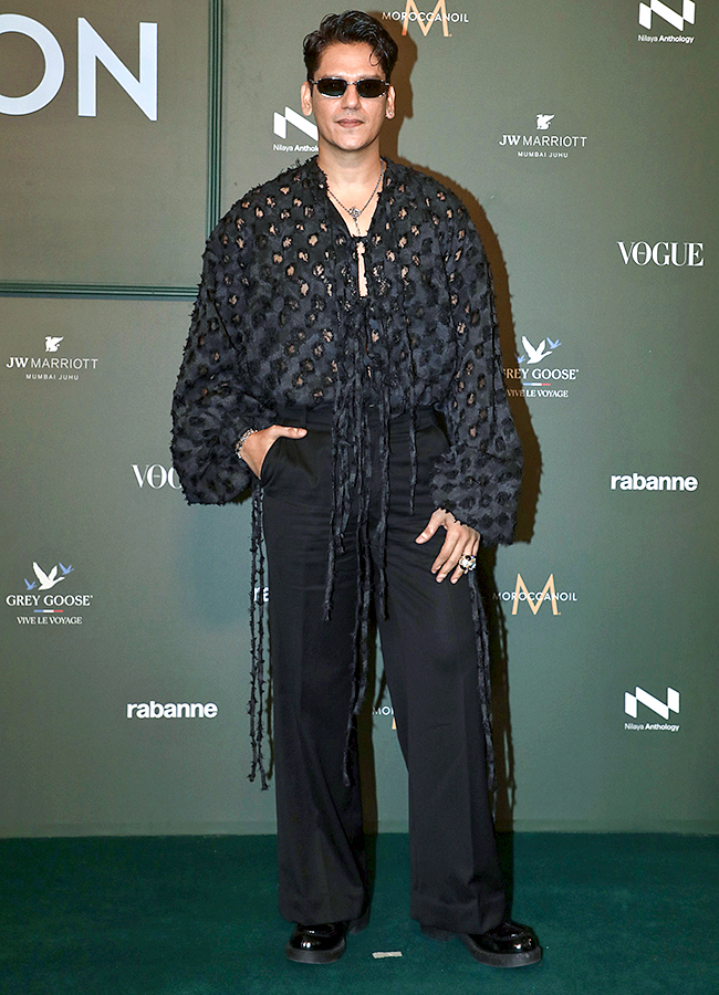 Poses_20for_20a_20Photograph_20Vogue_20Forces_20of_20Fashion_202025_20Photos_20.jpg 18
