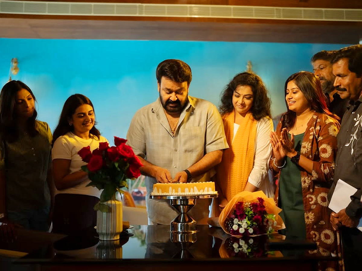 Actor_20Mohanlal_20Honored_20on_20the_20sets_20of_20Drishyam_203_20Photos_20_281_29.jpg 2