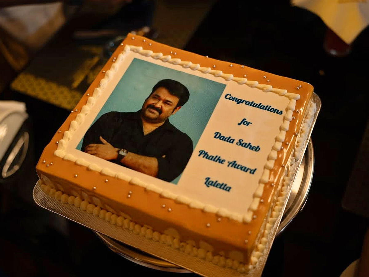 Actor_20Mohanlal_20Honored_20on_20the_20sets_20of_20Drishyam_203_20Photos_20_282_29.jpg 3