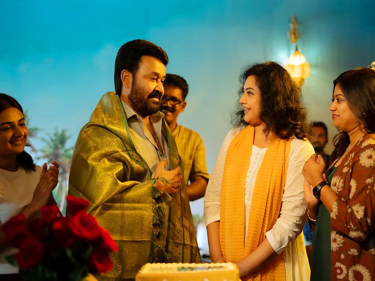 Actor_20Mohanlal_20Honored_20on_20the_20sets_20of_20Drishyam_203_20Photos_20_283_29.jpg 4