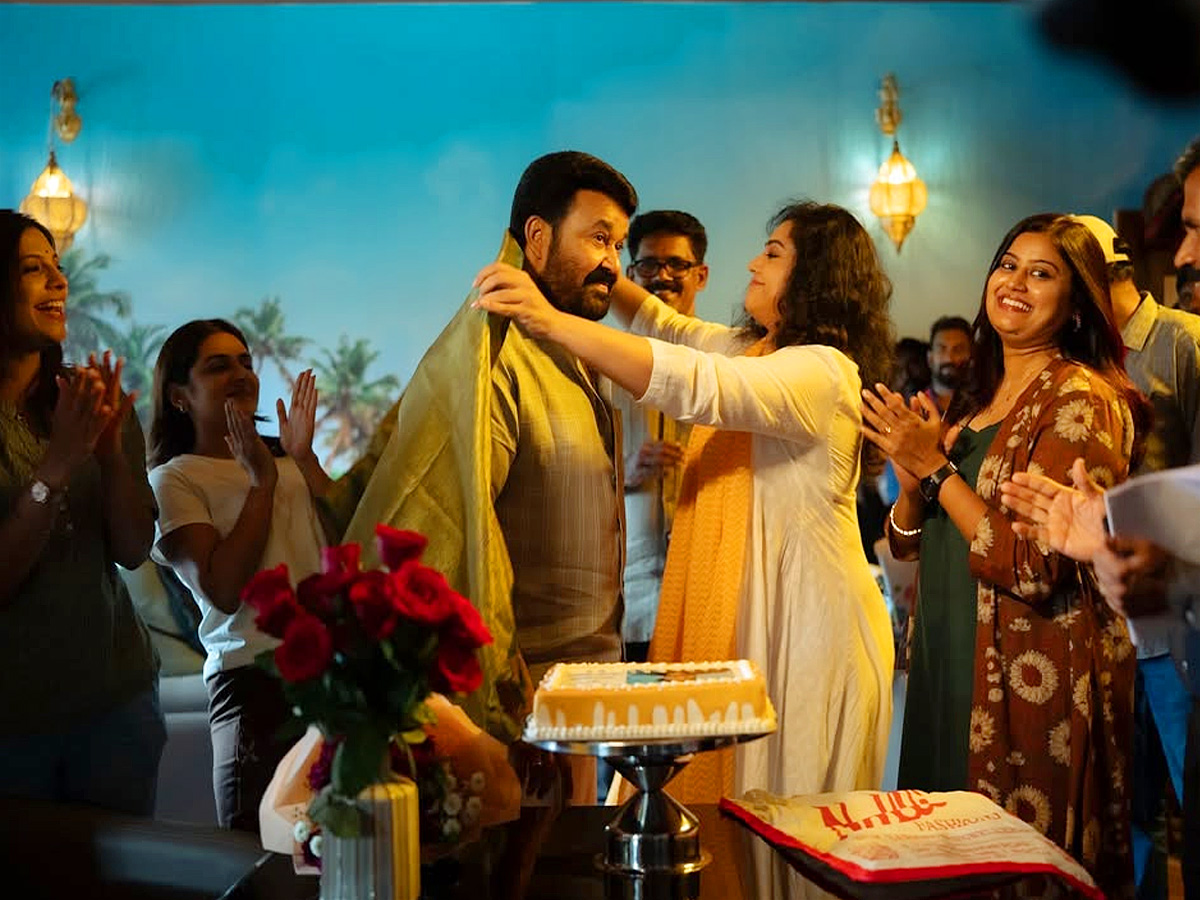 Actor_20Mohanlal_20Honored_20on_20the_20sets_20of_20Drishyam_203_20Photos_20_284_29.jpg 5