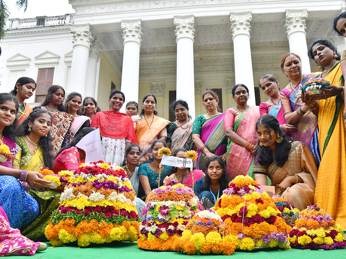Bathukamma_20Celebrations_20at_20Koti_20Womens_20College_20Photos__20_2811_29.jpg 11