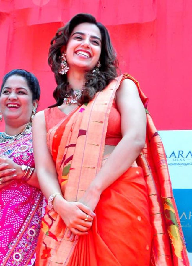 Heroine_20Meenakshi_20Chaudhary_20and_20anchor_20Suma_20in_20Nellore__20_2810_29.jpg 10
