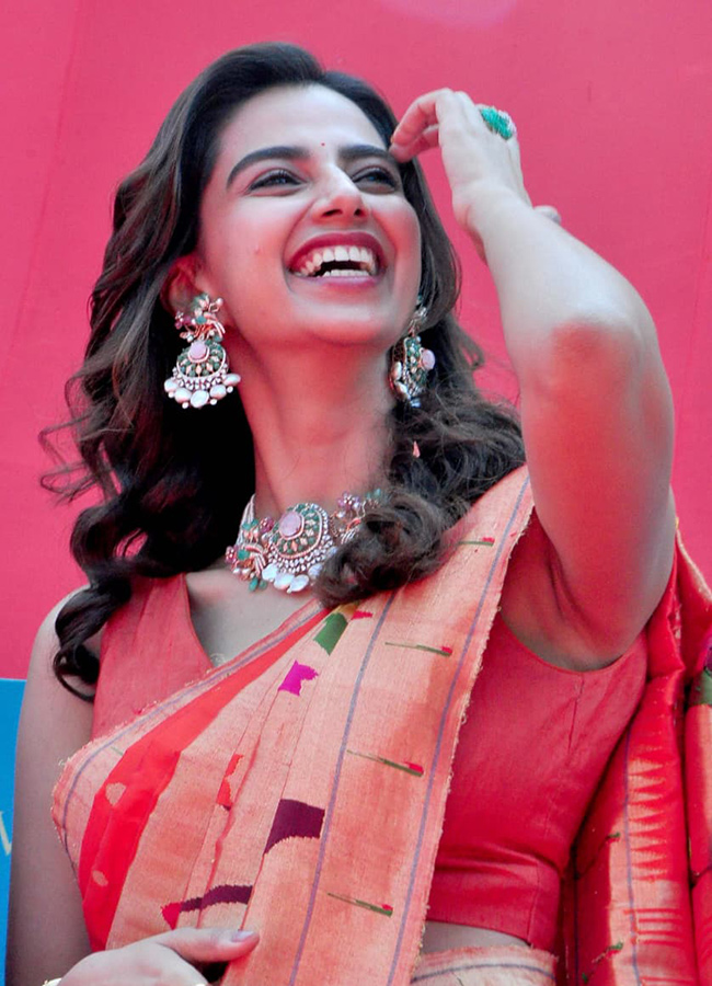 Heroine_20Meenakshi_20Chaudhary_20and_20anchor_20Suma_20in_20Nellore__20_2811_29.jpg 11