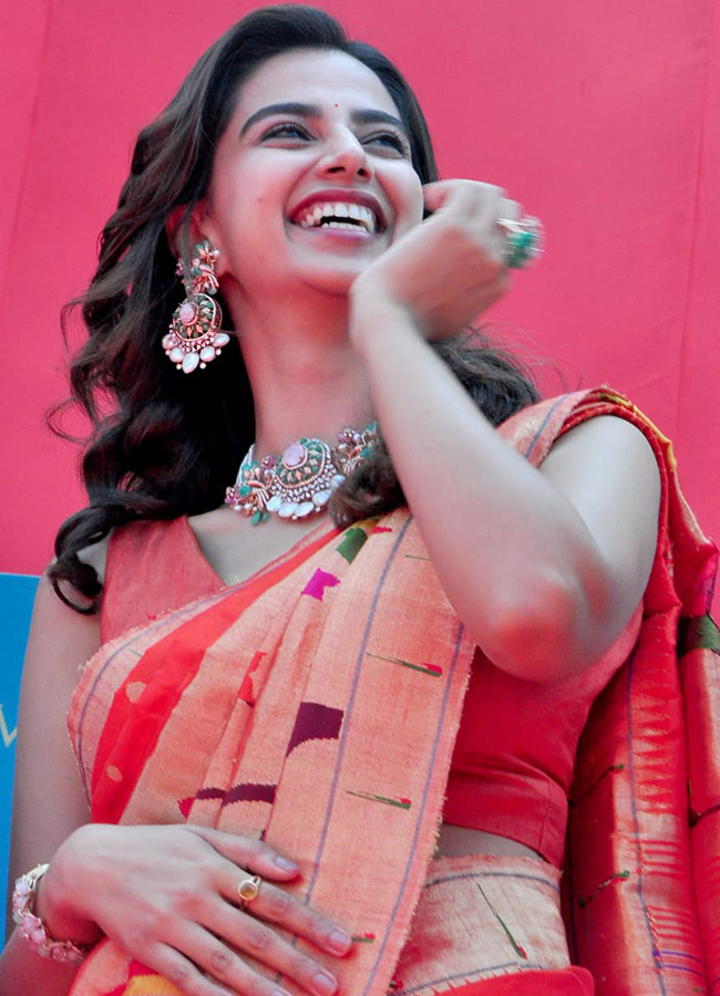 Heroine_20Meenakshi_20Chaudhary_20and_20anchor_20Suma_20in_20Nellore__20_2812_29.jpg 12