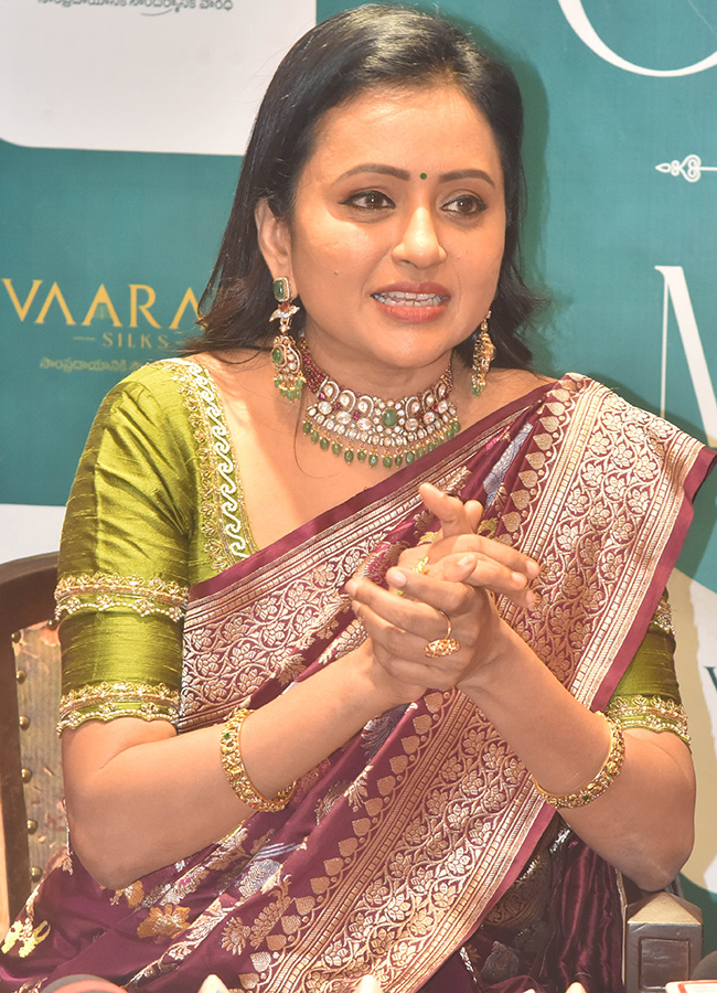 Heroine_20Meenakshi_20Chaudhary_20and_20anchor_20Suma_20in_20Nellore__20_2813_29.jpg 13