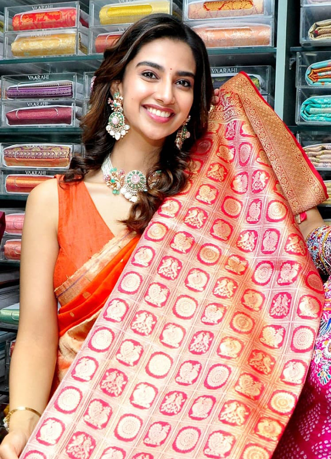 Heroine_20Meenakshi_20Chaudhary_20and_20anchor_20Suma_20in_20Nellore__20_2816_29.jpg 16