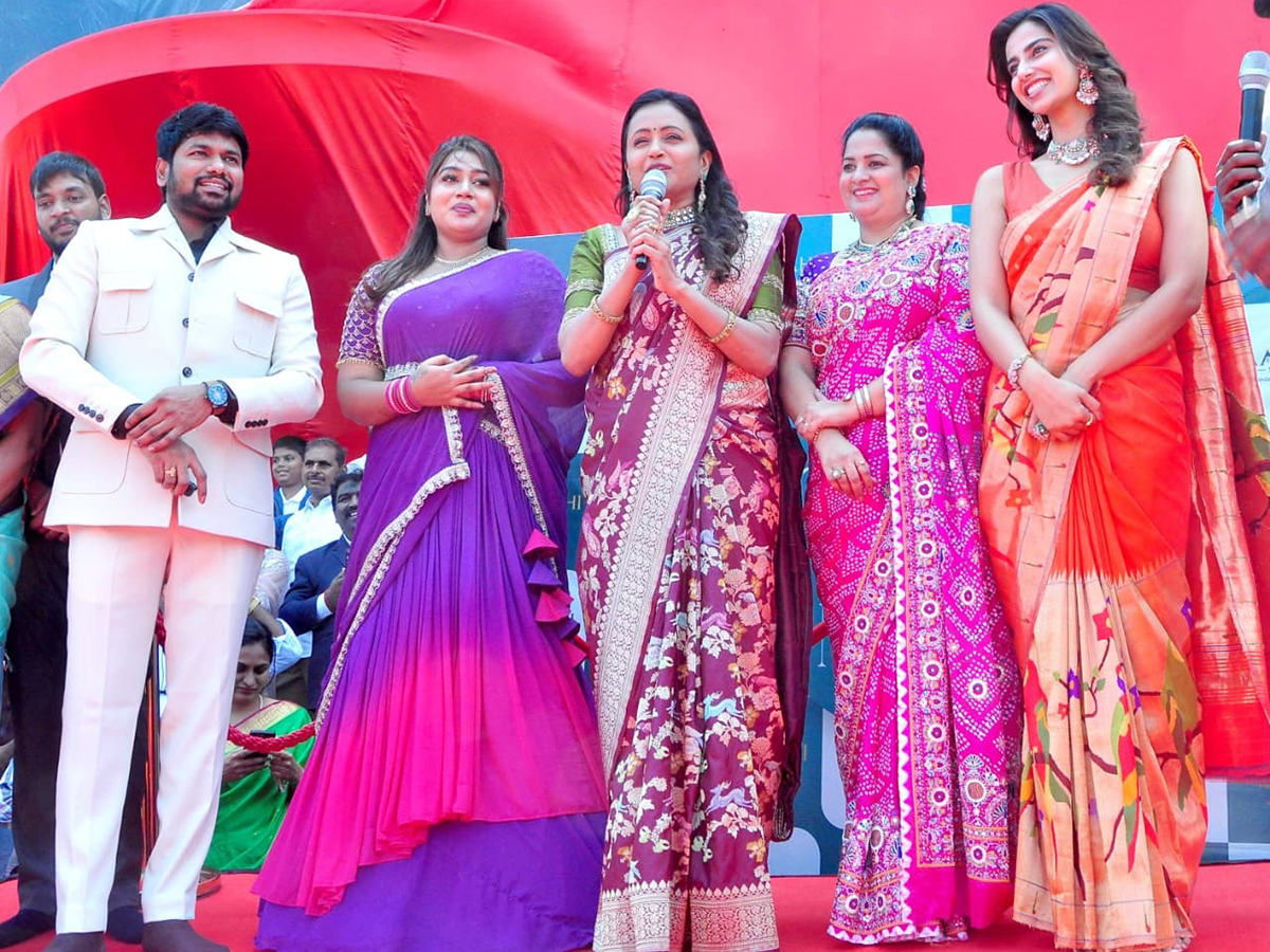Heroine_20Meenakshi_20Chaudhary_20and_20anchor_20Suma_20in_20Nellore__20_2817_29.jpg 17