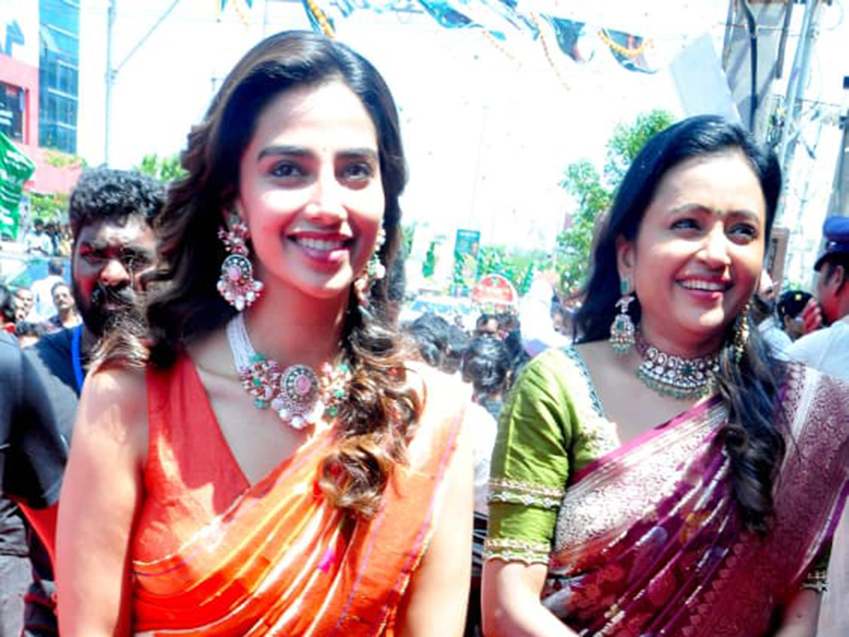Heroine_20Meenakshi_20Chaudhary_20and_20anchor_20Suma_20in_20Nellore__20_282_29.jpg 2