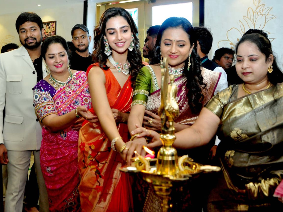 Heroine_20Meenakshi_20Chaudhary_20and_20anchor_20Suma_20in_20Nellore__20_283_29.jpg 3
