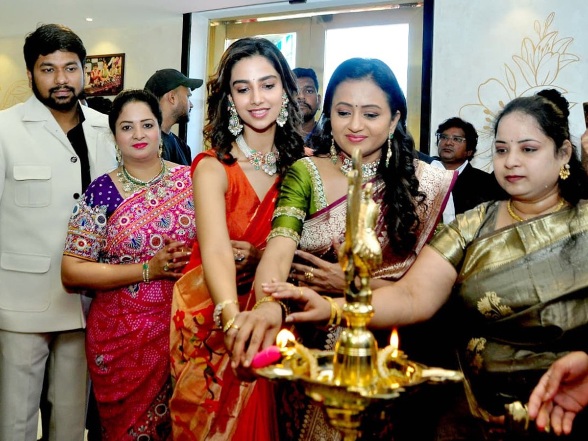 Heroine_20Meenakshi_20Chaudhary_20and_20anchor_20Suma_20in_20Nellore__20_284_29.jpg 4