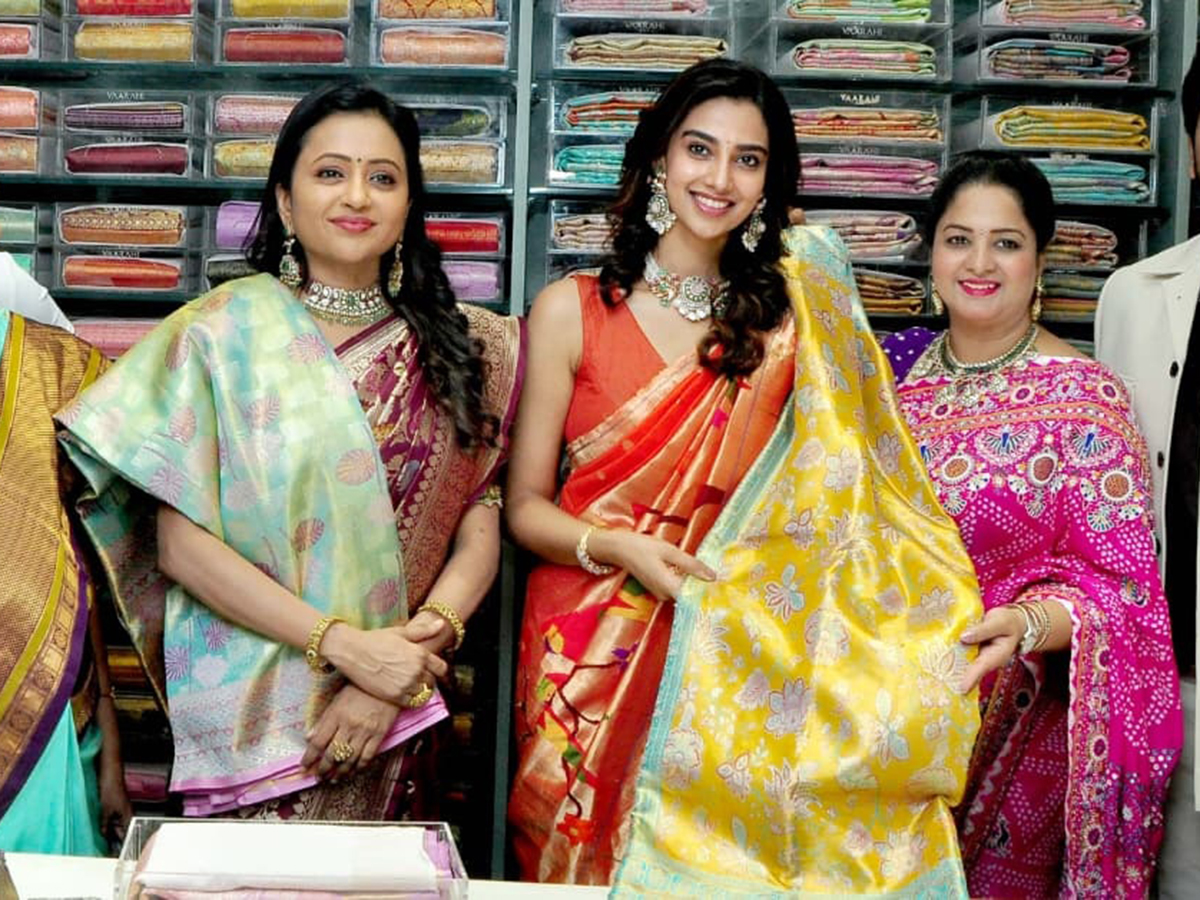 Heroine_20Meenakshi_20Chaudhary_20and_20anchor_20Suma_20in_20Nellore__20_285_29.jpg 5