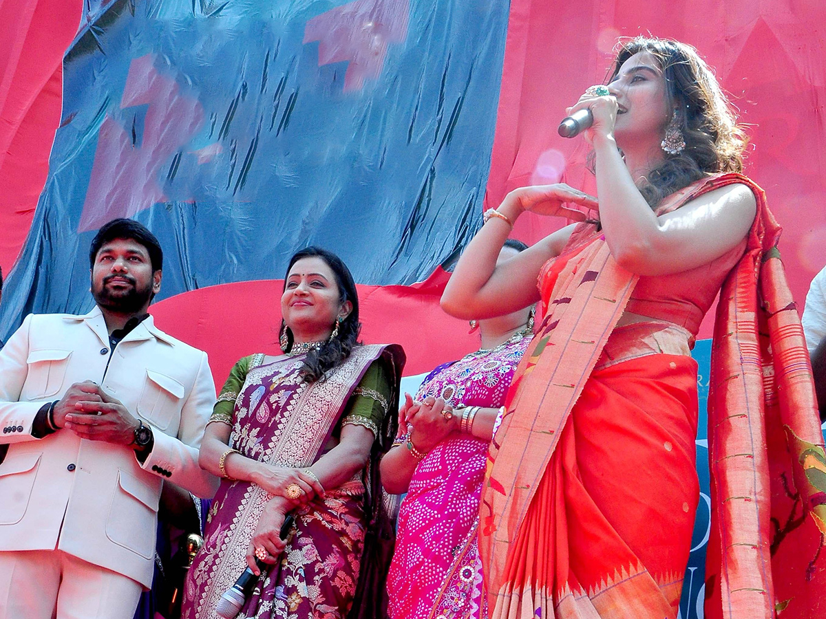 Heroine_20Meenakshi_20Chaudhary_20and_20anchor_20Suma_20in_20Nellore__20_287_29.jpg 7