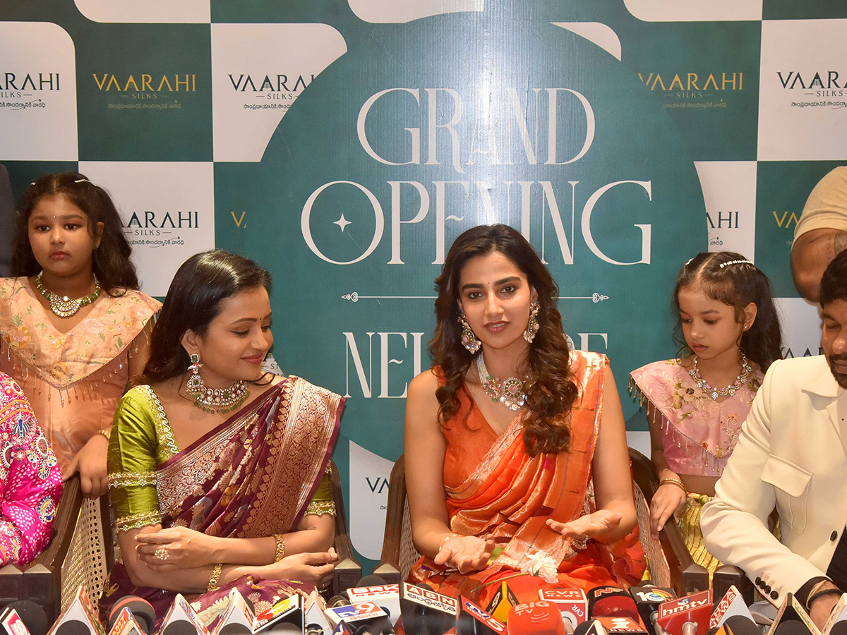 Heroine_20Meenakshi_20Chaudhary_20and_20anchor_20Suma_20in_20Nellore__20_288_29.jpg 8