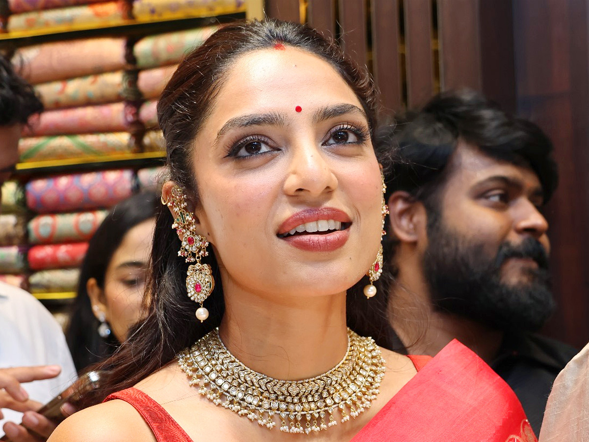Naga_20Chaitanya_20Sobitha_20Dhulipala_20grand_20Shopping_20Mall_20opening_20Photos_20_2811_29.jpg 12