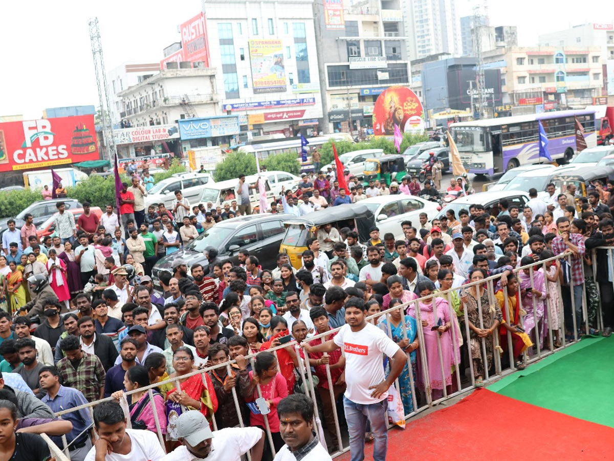 Naga_20Chaitanya_20Sobitha_20Dhulipala_20grand_20Shopping_20Mall_20opening_20Photos_20_2812_29.jpg 13